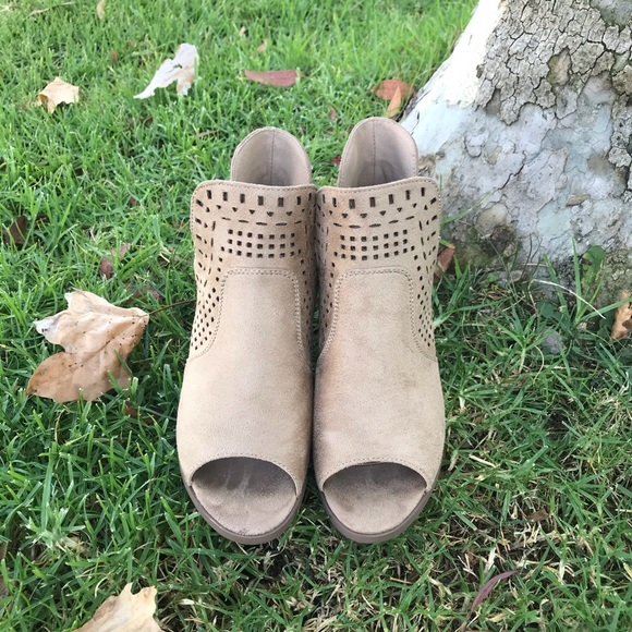 Beige faux suede peep toe cutout ankle booties✨ - Picture 5 of 7